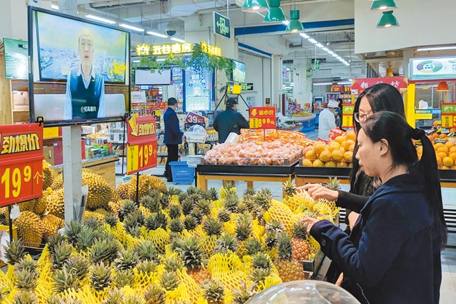台商透露，大陆连锁超市这2天联繫他询问进货时可否拆下「原产地台湾」的腰牌，避免消费者看到不敢买。图为北京市民在大型超市选购来自台湾的凤梨。（中新社）