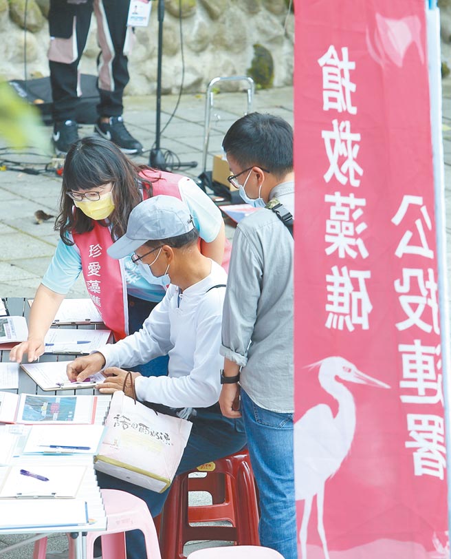 珍爱藻礁公投连署活动在全台500个连署点展开，已突破公投法定门槛28万9667份，1日各地志工卯足全力向民眾宣导，争取连署书，期许突破45万份。（陈怡诚摄）