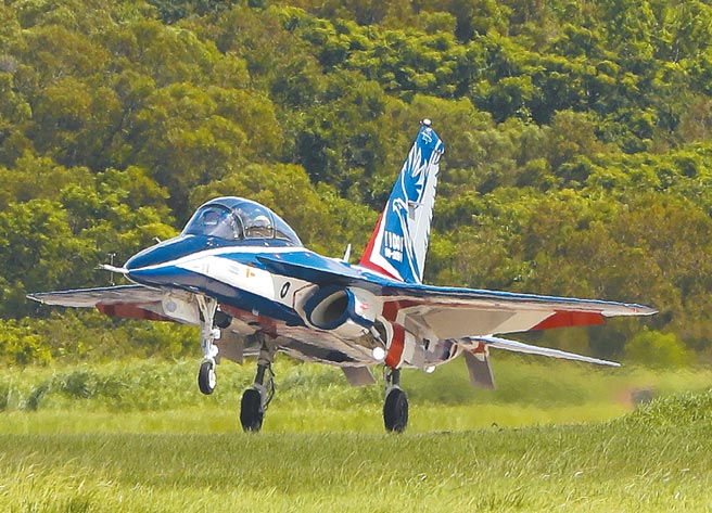 由汉翔公司研制的勇鹰高教机进度顺利，这个月将交予空军开始进行半年的作战测评。（本报资料照片）