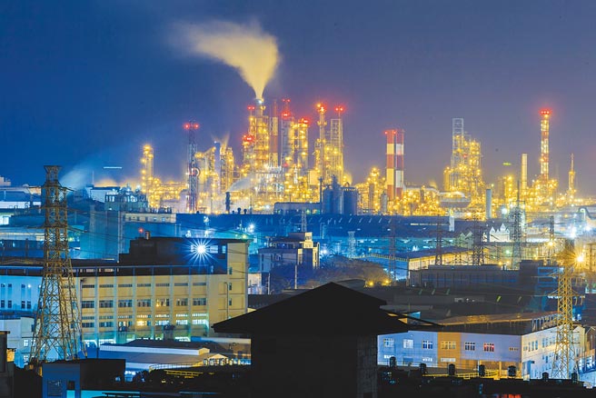 工商团体提出碳费额度不宜超过日韩、分阶段逐步徵收等4项建言，以免衝击产业界的竞争力。图为高雄市工业区。（本报资料照片）