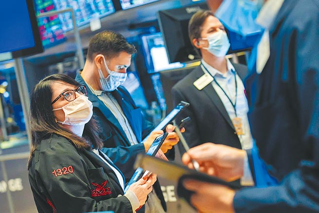 由於美國公債殖利率回落，加上美國總統拜登的振興紓困法案在聯邦眾議院通過，本周第一個交易日國際股市止穩反彈。圖為紐約證券交易所。（美聯社）