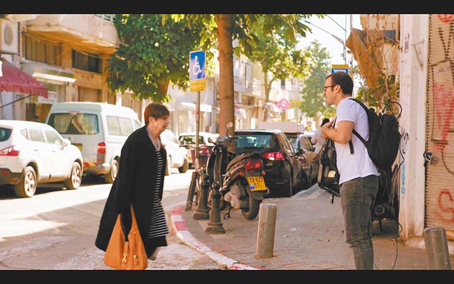 一心想爆红的以色列YouTuber伊塔玛尔‧罗斯（右）在纪录片《百万YouTuber爆红实验！》中追寻影片爆红秘诀。（摘自YouTube）