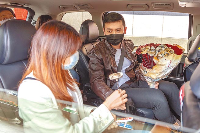 計程車的小空間成為舞台，藝術家一支獨秀，為坐在車上的乘客與運將大哥說故事。（國家兩廳院提供）