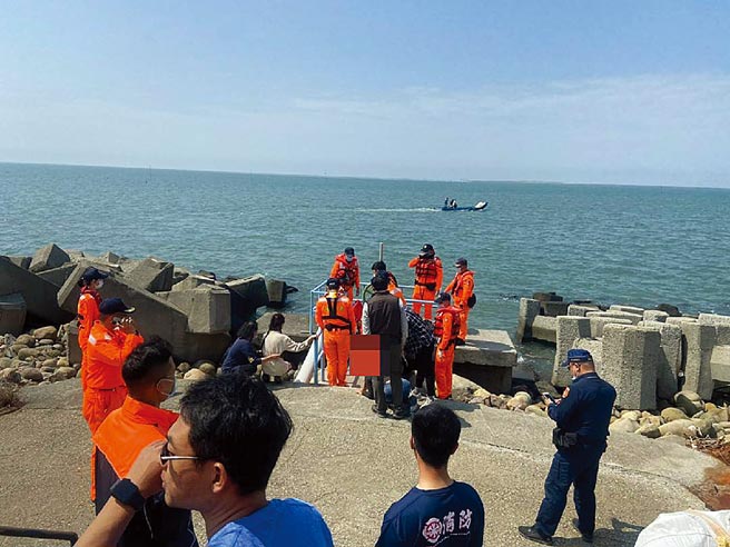 海巡署雲林岸巡隊人員與黑鷹直升機都出動搶救因膠筏翻覆落海的釣客與船東。（海巡署雲林岸巡隊提供／周麗蘭雲林傳真）