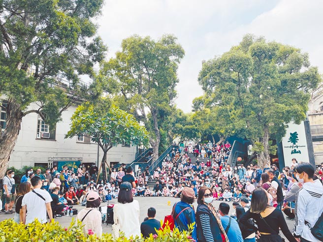 228连假期间民眾出现报復性旅游，除了士林官邸赏花人潮爆满外，华山艺文特区，也出现满满人潮。（游念育摄）