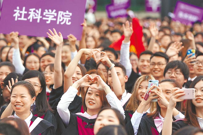 北京清大规定，大学生或硕博士，需在特定期刊发表一定论文数量后，才能毕业或申请学位，但该校校长邱勇近日公开呼吁取消相关规定。图为北京清大2019年毕业典礼。（新华社）