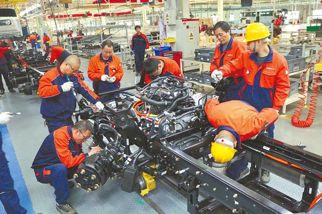 图为四川南充某商用车生产线。（中新社）