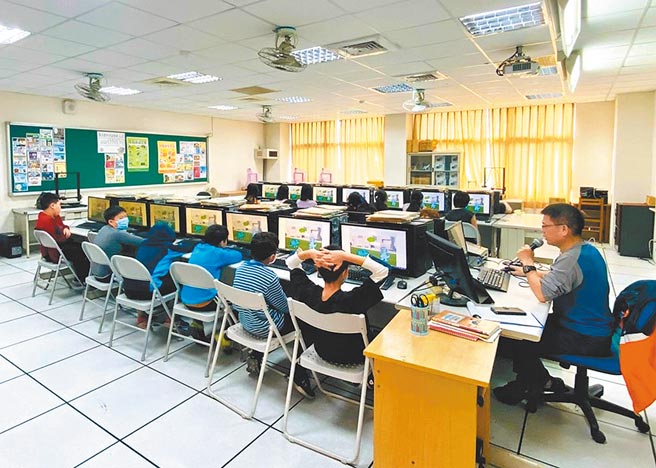 桃园市议员牛煦庭认为，学校相对单纯，比较没有机敏资料外泄疑虑，图为学生在电脑教室上课。（蔡依珍摄）