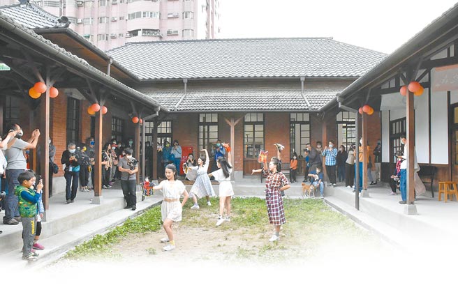 云林县府文化观光处邀舞者以现代舞铺陈旧斗南分局歷史。（周丽兰摄）