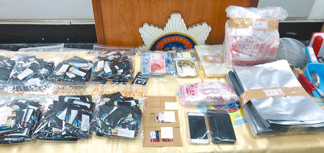 高市刑大1日宣布破获毒品咖啡包分装场，逮捕31岁蔡姓药头，起出503包共2875.82公克毒品，以及分装器具一批。（刘宥廷摄）