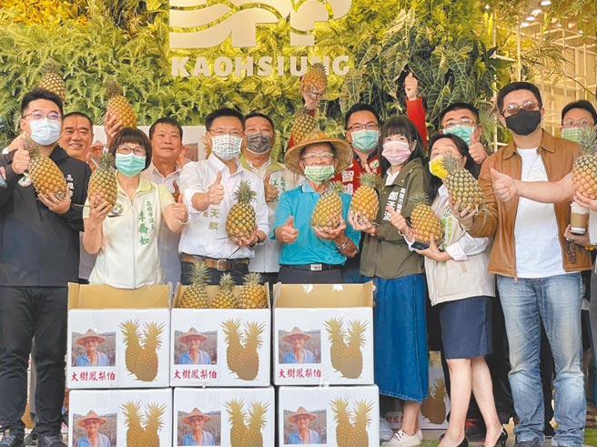 「大樹鳳梨伯」林益（中）疑遭惡整，以總統府名義網路下單採購180箱的鳳梨全是假，鳳梨伯兒子已報案處理。（中時資料照 洪浩軒攝）