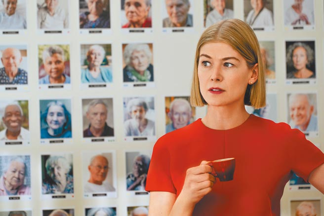 罗莎蒙派克第3度入围金球奖，终于以《诈欺女王》荣登影后宝座。（采昌提供）