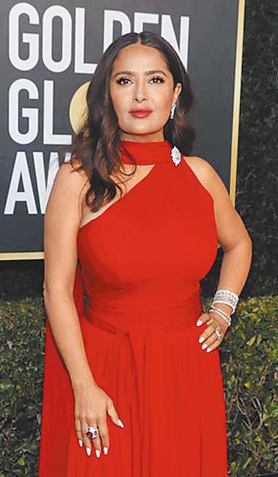 开云集团老板娘莎玛海耶克穿Alexander McQueen扼领式设计红色礼服，在颈侧别一颗Harry Winston钻石别针，浑身散发贵气。（HARRY WINSTON提供）