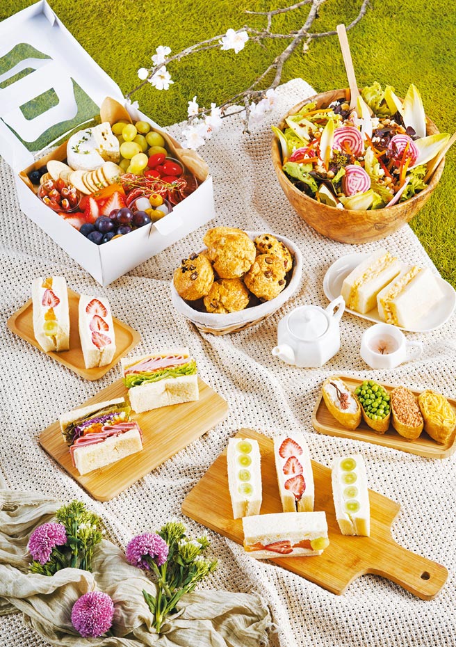 BreezeSuper看准春日野餐风潮，以「花见春游‧春行乐」为主题，设计多款缤纷野餐组合，搭配樱花应景商品。（微风提供）