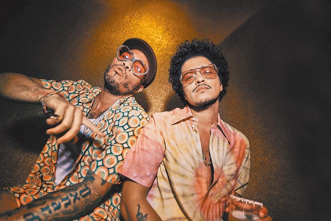 LACOSTE首次联名国际巨星BRUNO MARS（右），推出春夏限定系列。（LACOSTE提供）