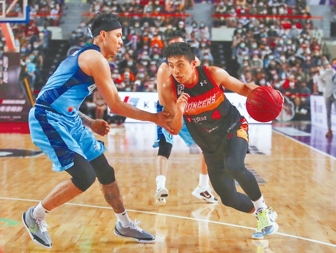 新竹街口攻城獅隊以83比76擊敗台北富邦勇士隊，攻城獅高國豪（右）貢獻18分、7籃板，是贏球大功臣。（中央社）