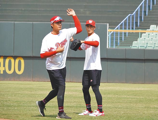 王維中（左）賽前指導呂詠臻（右）投球動作。（毛琬婷攝）