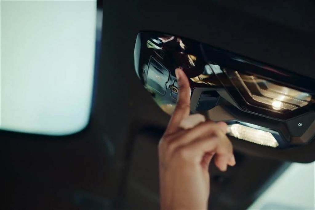 BMW 揭露 iX 二大功能特色：電控玻璃車頂可一鍵遮陽，也具備 OTA 軟體更新機能