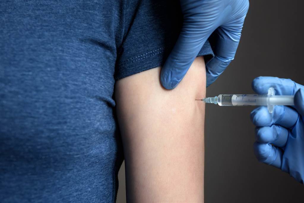 新冠疫苗分3階段開打 65歲以上6月接種。（圖/達志影像）