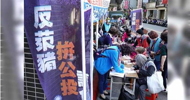國民黨推動「反萊豬公投」第二階段連署書破70萬份，凸顯民眾對執政黨食安政策的反彈力道不小。（圖／報系資料照）