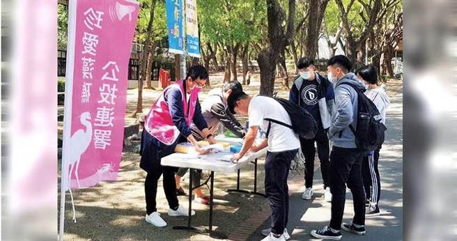 藻礁公投连署在各地发酵，各校园响应设连署摊位。（图／东大学生谢瑞恩提供）