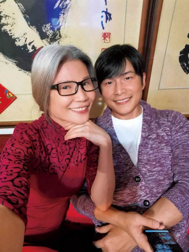 孙协志的妈妈，是资深艺人「花格格」孙丽钧，近年独居高雄，不常和儿子见面，但相当关心对方的感情状况。（图／翻摄自孙协志脸书）