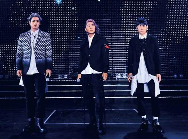 「5566」成员孙协志、王仁甫和许孟哲，近两年接连在北高巨蛋举办售票演唱会，人气不坠。（图／翻摄自孙协志脸书）