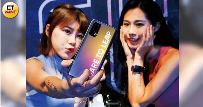 包括realme、小米及华为等手机品牌都採用联发科天玑1000晶片，让联发科在5G市场拿下话语权。图为去年底realme 5G手机X7上市记者会。（图／黄耀徵摄）