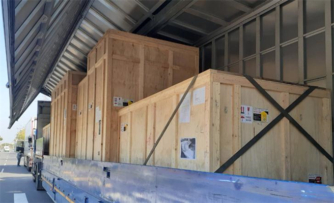 （设备提领时捷迅安排欧翼气垫车运送至桃园机场。图/捷迅提供）