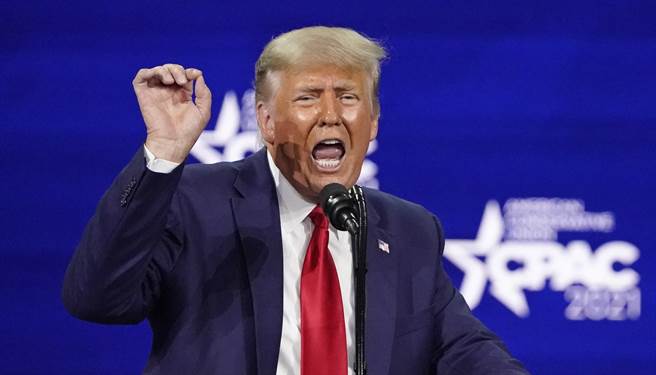 美国前总统川普2月28日在「保守政治行动会议」（Conservative Political Action Conference, CPAC）中发表谈话的神情。（美联社）