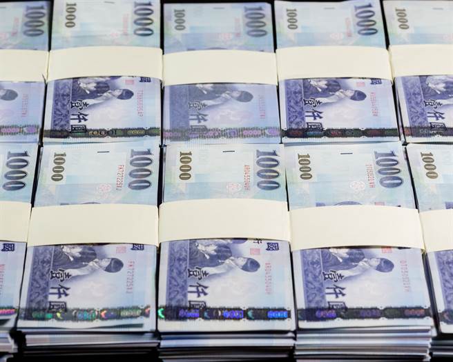 阿公承诺要给50万元，没想到竟是1张「50万元金圆券」。（示意图/Shutterstock提供）