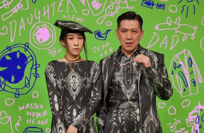 高捷带女儿亮相伦敦时装周的线上发表秀，16岁高爱一张超模高冷脸，气势十足。（图／取材自高捷脸书）