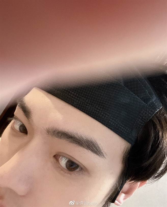 許凱將口罩當髮帶。(圖/翻攝自許凱微博)