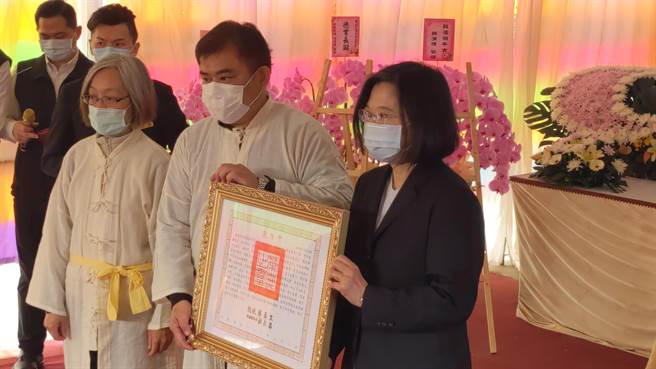 無米樂「崑濱伯」黃崑濱告別式今天舉行，蔡英文總統親臨頒發褒揚令給家屬。（莊曜聰攝）