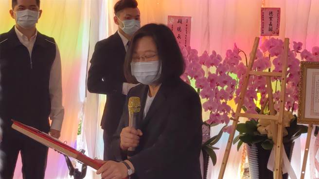 蔡英文總統致詞時表示，疼惜台灣這片土地，就是對崑濱伯永遠的懷念。（莊曜聰攝）