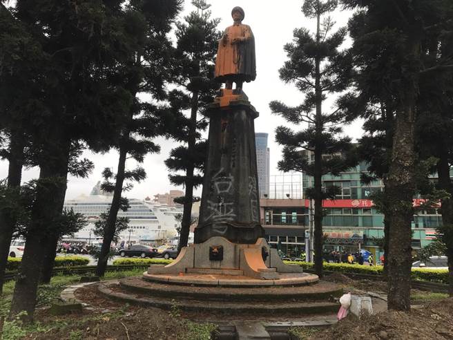 铜像遭泼漆，基座也遭殃，正面被写下「台湾」。（陈彩玲摄）