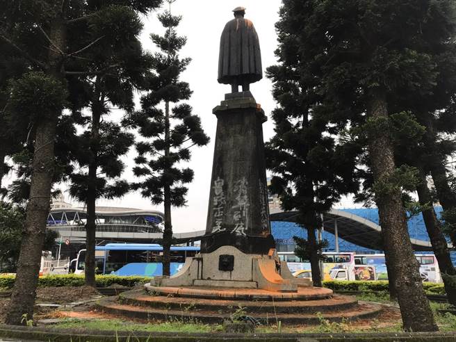 铜像遭泼漆，基座也遭殃，正后方被写下「实践正义　清算到底」。（陈彩玲摄）