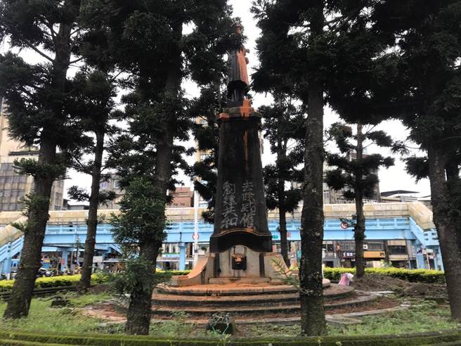 铜像遭泼漆，基座也遭殃，侧面被写下「去除威宪　创建共和」。（陈彩玲摄）