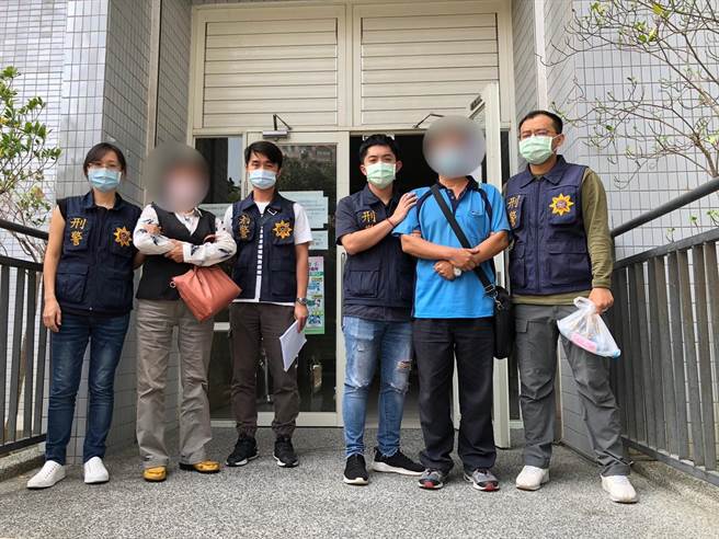 左营警方日前接获通报，有车手在博爱路上提领现金，警方立即前往追查，逮捕68岁车手罗姓女子（左二）与60岁转帐手赵姓男子（右二）。（翻摄照片／林瑞益高雄传真）