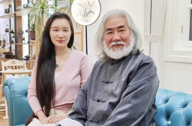 张纪中去年承认和杜星霖结婚。（图／取自新浪娱乐）