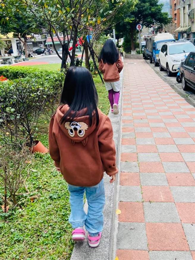 何妤玟过年时带着两个女儿与她们的爸爸团聚。（图／FB@何妤玟）