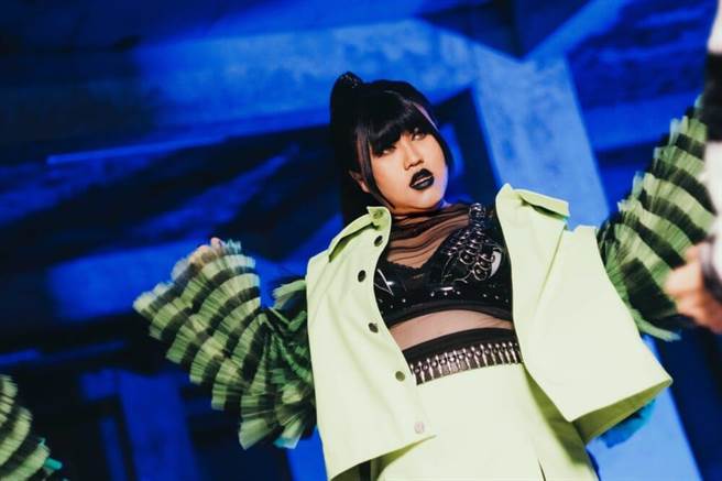 「百变网红」黄小爱近日推出首支单曲〈Slay〉。（量子娱乐）