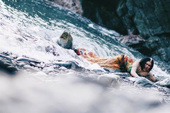 黄小爱浸泡海水险失温。（量子娱乐）