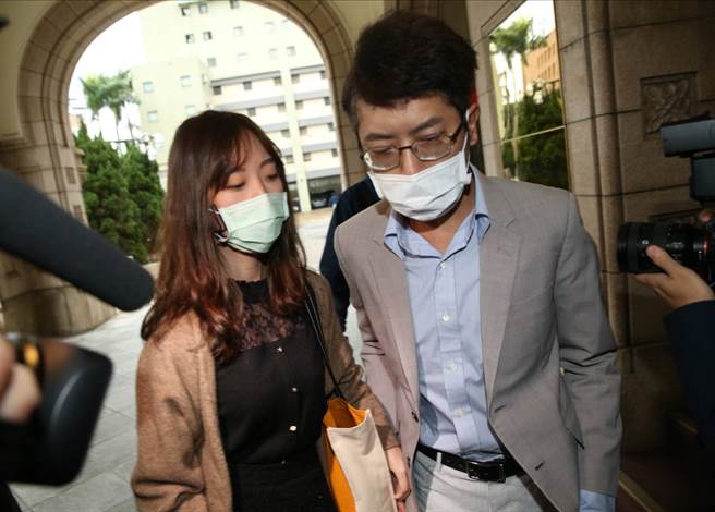 前总统府发言人丁允恭去年身陷桃色风波请辞下台，监察院认定丁男有辱官箴，惩戒法院今开庭，丁在妻子陪同下一起出庭。（图／记者陈君玮摄）