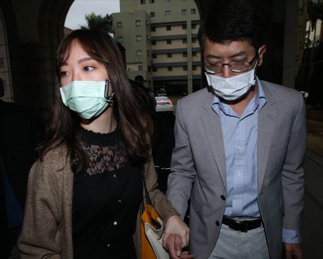 前总统府发言人丁允恭去年身陷桃色风波请辞下台，监察院认定丁男有辱官箴，惩戒法院今开庭，丁在妻子陪同下一起出庭。（图／记者陈君玮摄）