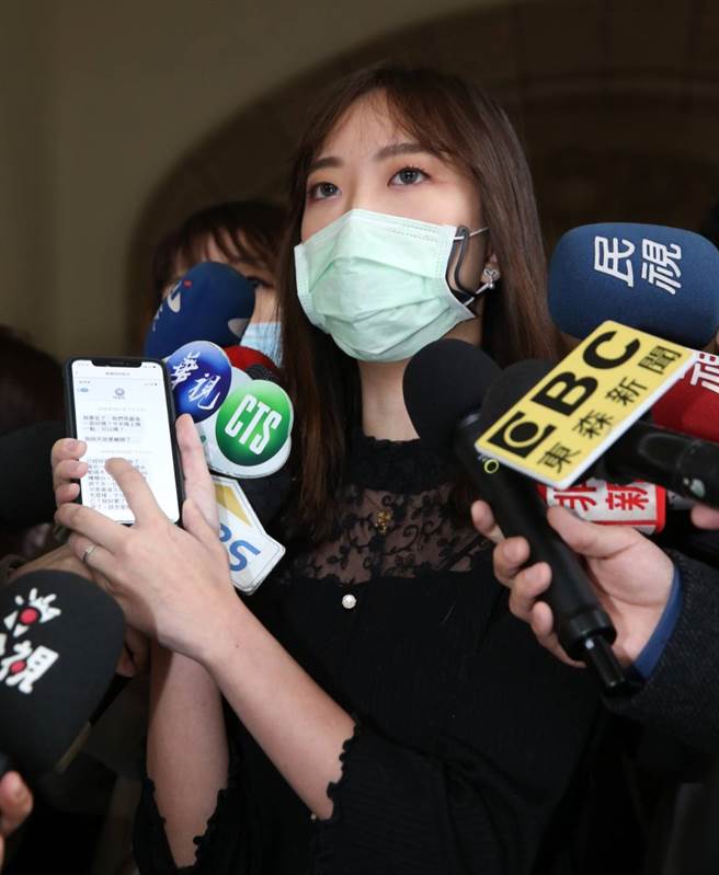 前总统府发言人丁允恭去年身陷桃色风波请辞下台，监察院认定丁男有辱官箴，惩戒法院今开庭，丁在妻子陪同下一起出庭。（图／记者陈君玮摄）