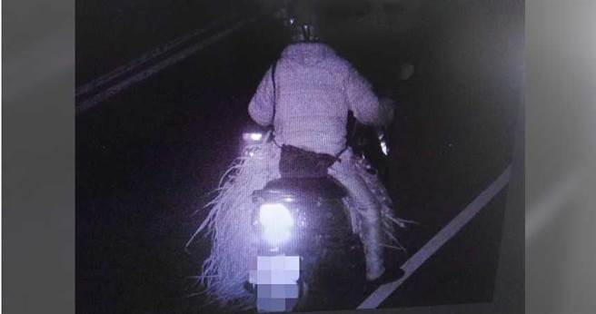 许姓窃贼偷走15公斤的蒜苗骑车离去，长长的蒜苗几乎拖地，远看背影就像草裙舞女郎。（图／读者提供）