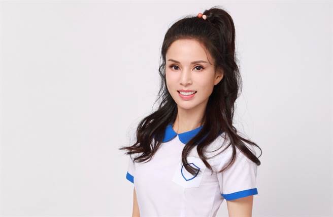 李若彤先前穿17岁时校服，少女感十足。（图／翻摄自李若彤微博）