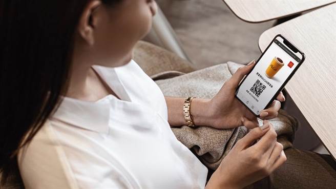 （麥當勞攜手LINE酷券 推1+1幸福優惠，送禮給好友、McCafe再招待一杯。圖／台灣麥當勞）