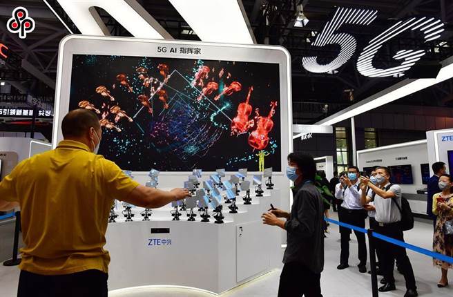 中國5G廣泛應用連接數已逾2億。圖為今年1月，大陸民眾在第三屆數字中國建設成果展覽會體驗運用5G訊號傳輸指揮機器人演奏音樂。（中新社）